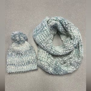 Women’s infinity scarf and beanie set